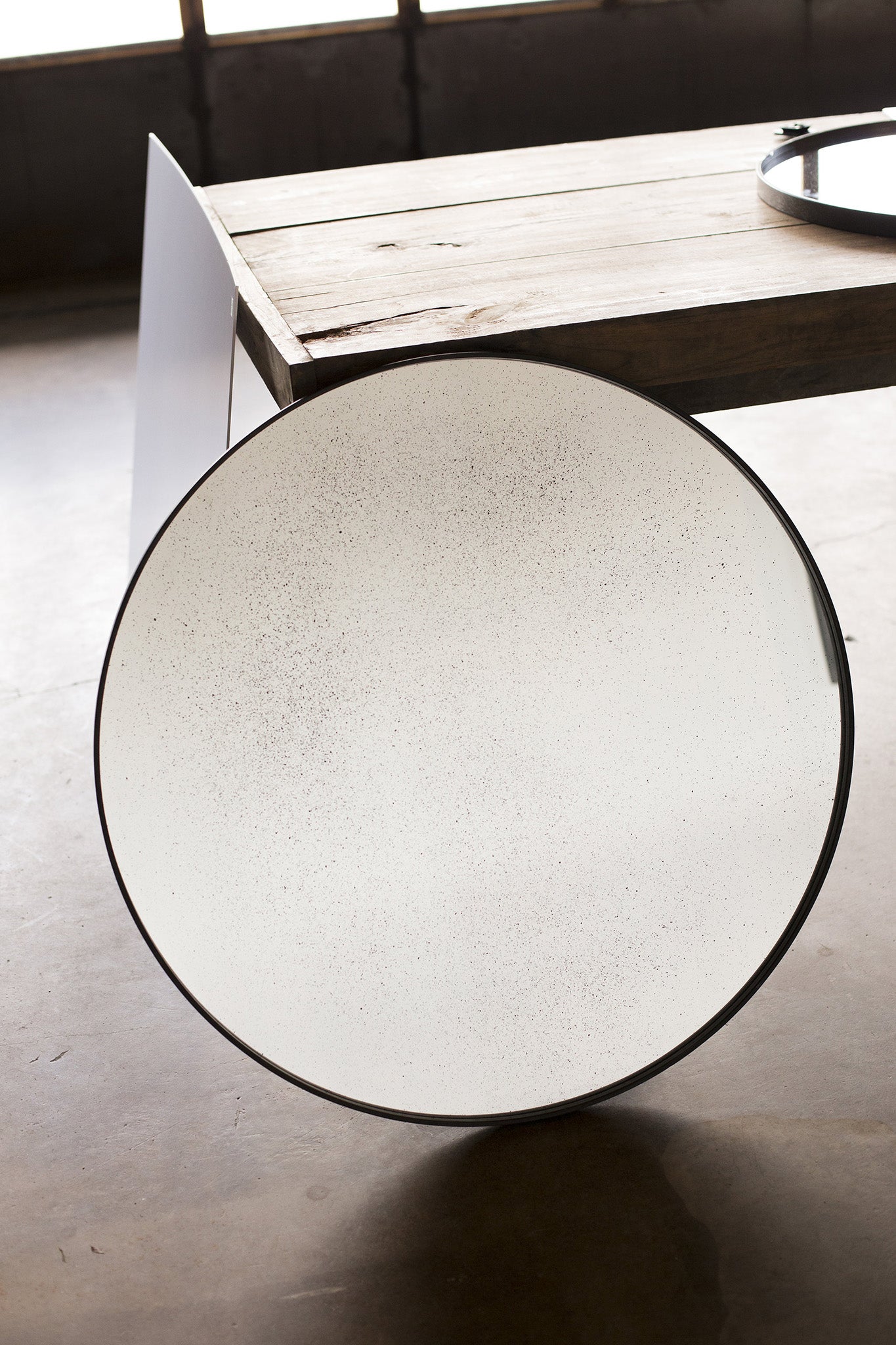 Clear wall mirror round